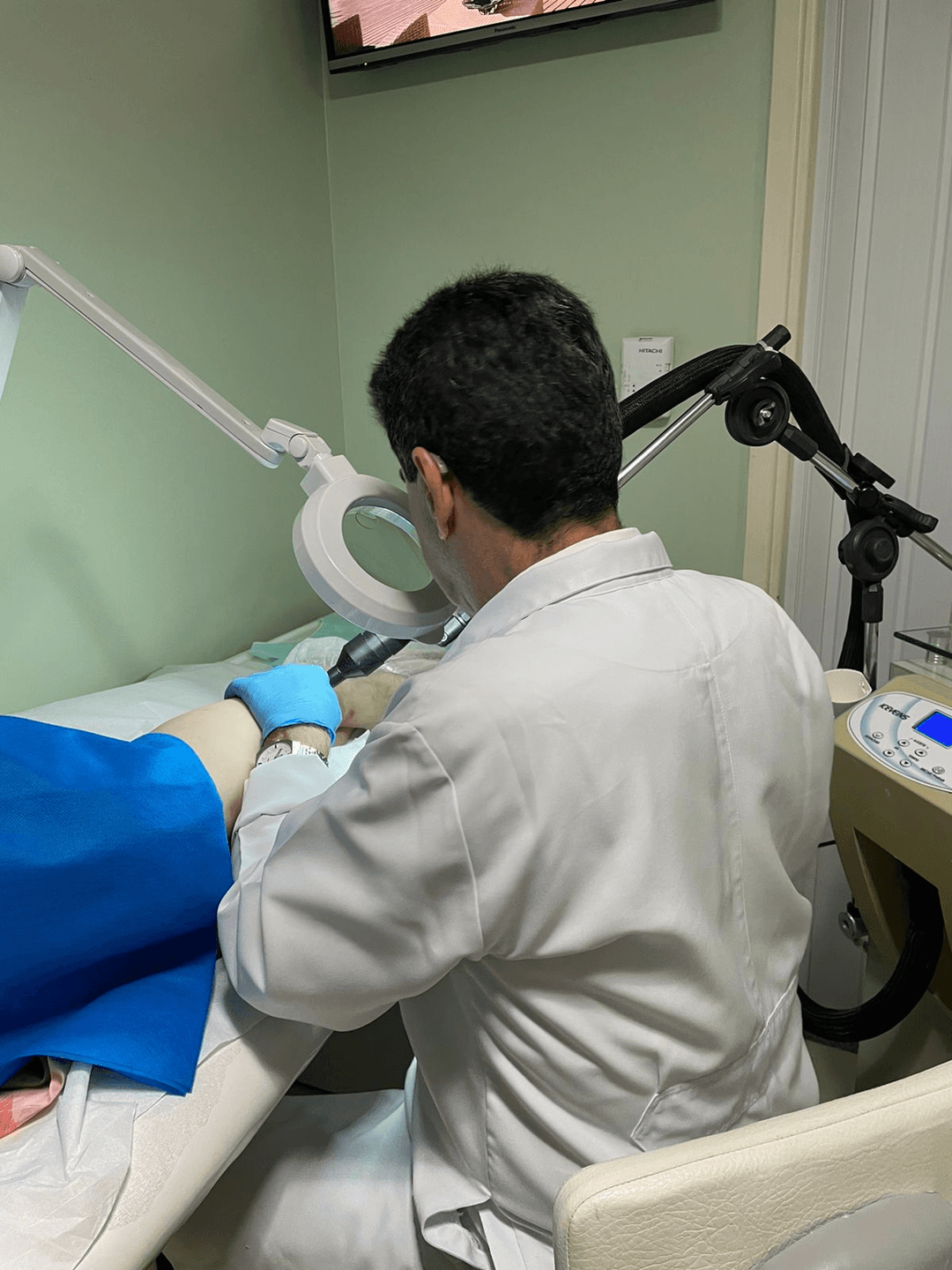 Dr. José Carlos realizando mini cirurgia de varizes